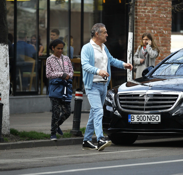 Gigi Becali și-a parcat luxosul Maybach în stația de autobuz