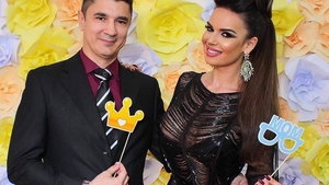 Iubita lui LUIS LAZARUS a demonstrat că poate trece la orice oră proba costumului de baie! LOULOU a apărut aşa pe plajă