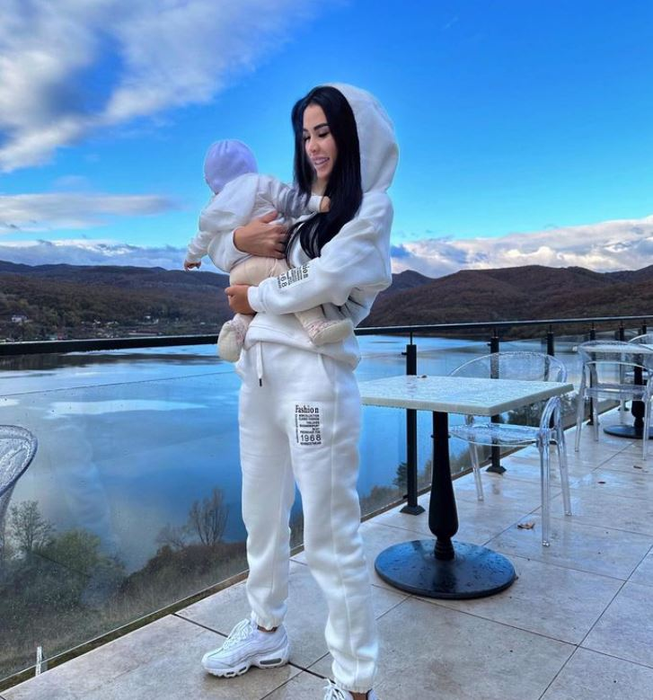 Daniela Crudu, alături de primul ei copil