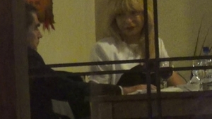 Doar el ar fi putut sa indrazneasca asta! La masa cu sotia si copilul, Petre Roman a avut ochi doar pentru o blonda voluptoasa!
