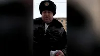 Ca-n vestul sălbatic! Ce reacție a avut un polițist local, după ce s-a prins că este filmat de un șofer pe care l-a oprit în trafic