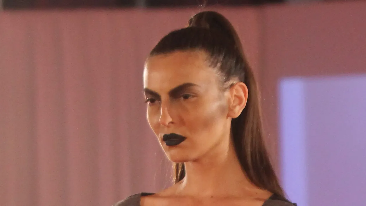 Oare cine se ascunde sub acest machiaj. Pont: este celebra protagonista a celui mai penibil interviu luat vreodata!