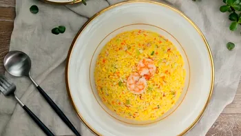 Orez prăjit cu creveți ca în Canton. Chef John dezvăluie rețeta cu gust fin și echilibrat care a cucerit lumea