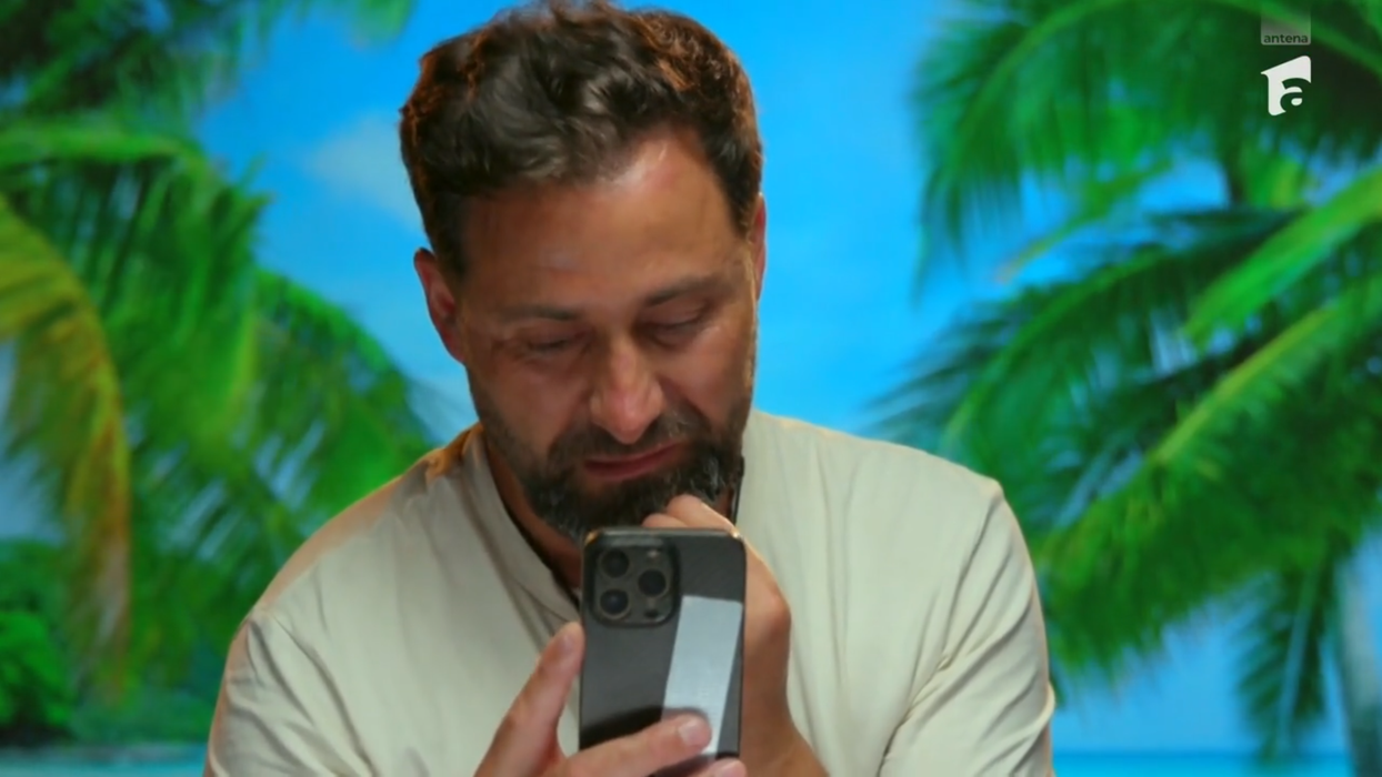 Cornel de la Insula Iubirii vorbește la telefon cu cei mici / sursă foto: captură video