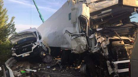 Un român a murit în timp ce își repara camionul, pe o autostradă din Spania! Un TIR l-a lovit în plin