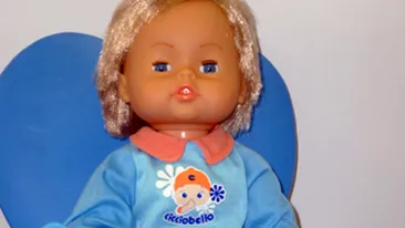 I-a cumparat fiicei o papusa care injura ca la usa cortului