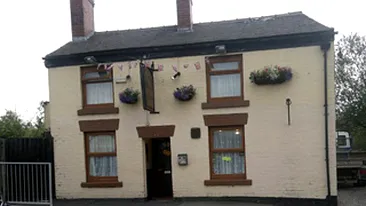 O gluma foarte...colorata! Mov, cu buline roz - asa au vopsit niste clienti un bar