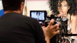 O noua schimbare de look! Inna are coafura afro!
