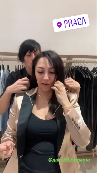 Andra, filmată nemachiată în Praga. Unii dintre oameni au fost uimiți de felul în care arată artista naturală, iar alții au criticat-o