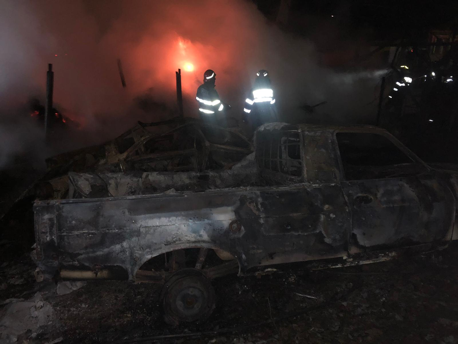 Incendiu puternic într-o comună din Argeș. Focul a făcut ravagii la un depozit de furaje și utilaje
