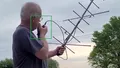 Un radioamator se juca cu o antenă artizanală. Ce a interceptat chiar în curtea sa?