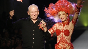 Gaultier uimeste Parisul! Transsexuali in rochie de mireasa!
