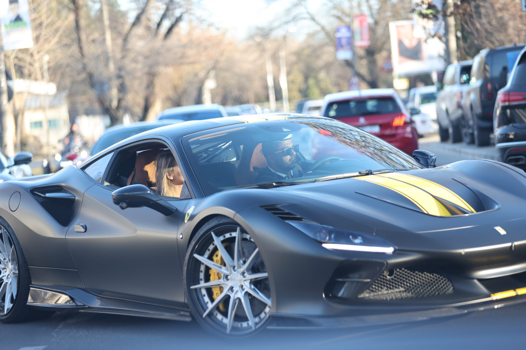 Andrei Enescu și Karina au făcut senzație pe străzile Capitalei cu un Ferrari de 400.000 € (Foto: CANCAN.RO)