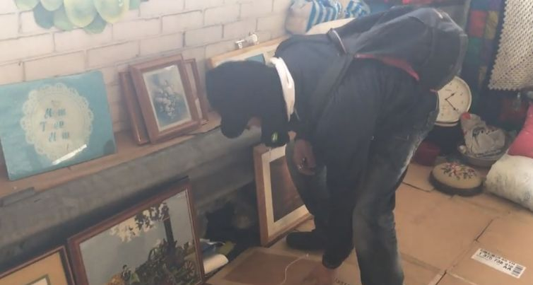 Cum a reușit un om al străzii să-și facă „hotel de lux” în parcare