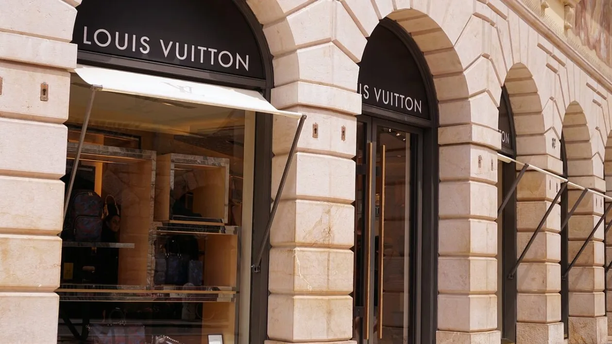 Suma este ireală! La ce preț se vinde o geantă Louis Vuitton cu găuri