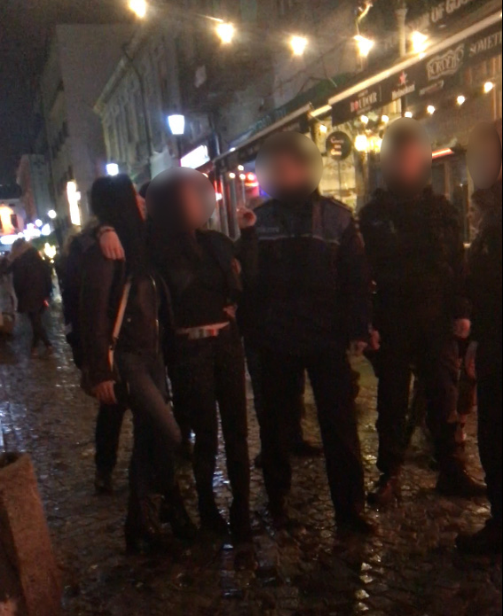 Cele două se clatină când vorbesc cu polițiștii