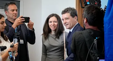 Cum a apărut Mirabela, la brațul lui Nicușor Dan, în ziua alegerilor? Toate privirile s-au întors către ea
