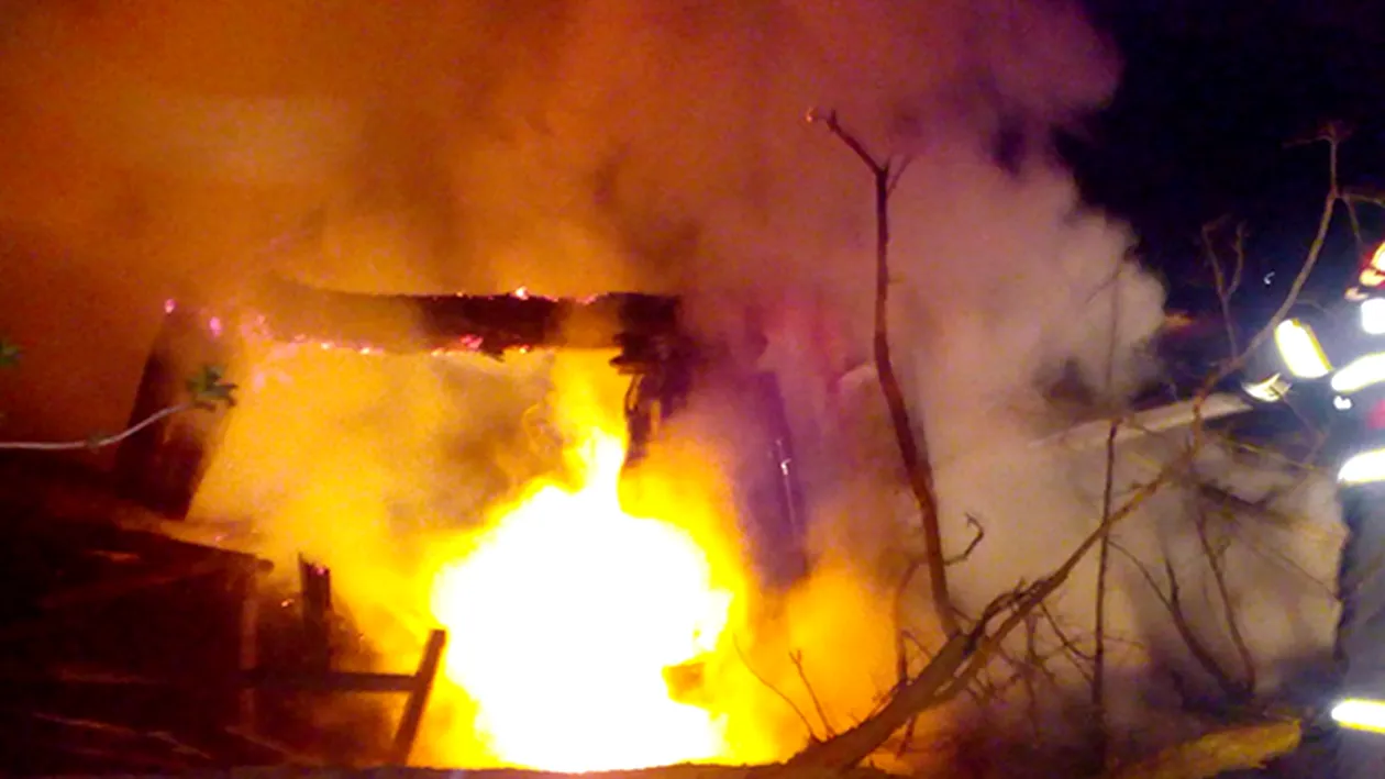 FOTO + VIDEO. Drama unui bărbat din județul Vaslui. La un pas sa arda de viu, în mașina incendiată!