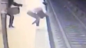 Ce a făcut Magdalena Şerban cu câteva secunde înainte de a o împinge pe Alina Ciucu în faţa metroului! A fost surprins clar pe camerele de filmat