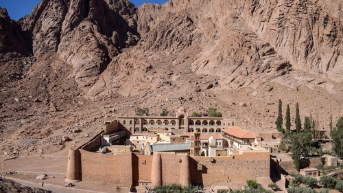 Muntele Sinai, locul unde Moise ar fi primit Cele Zece Porunci, devine un mega-resort de lux! Mormintele au fost mutate