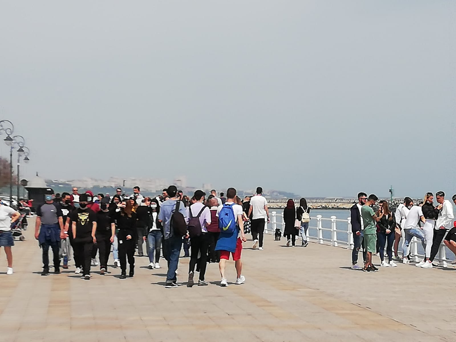 Constănțenii au ieșit la plimbare pe faleza de la Cazinou, de 1 Mai, înainte de Înviere