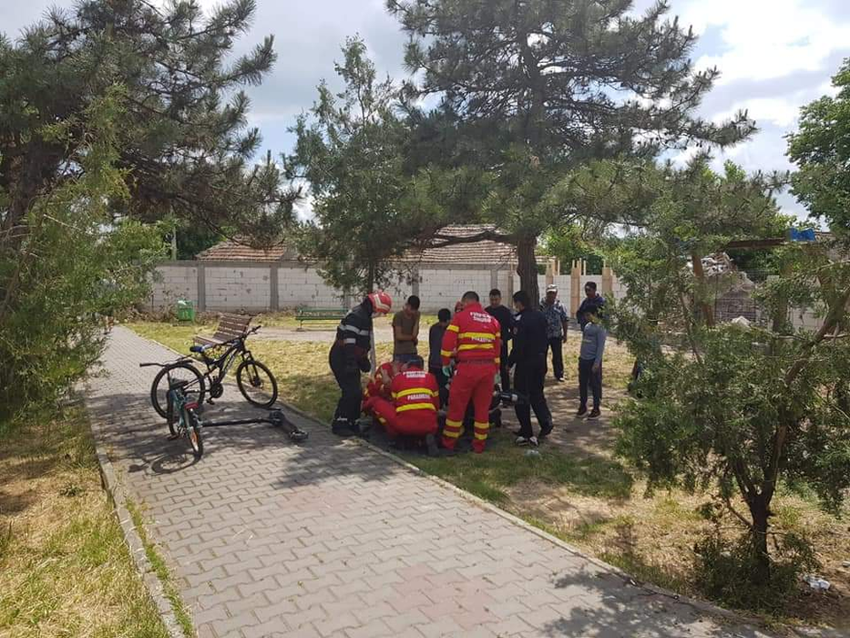 Stare de alertă în Călărași, după ce un copil a rămas captiv într-un leagăn! Misiunea pompierilor a fost una delicată