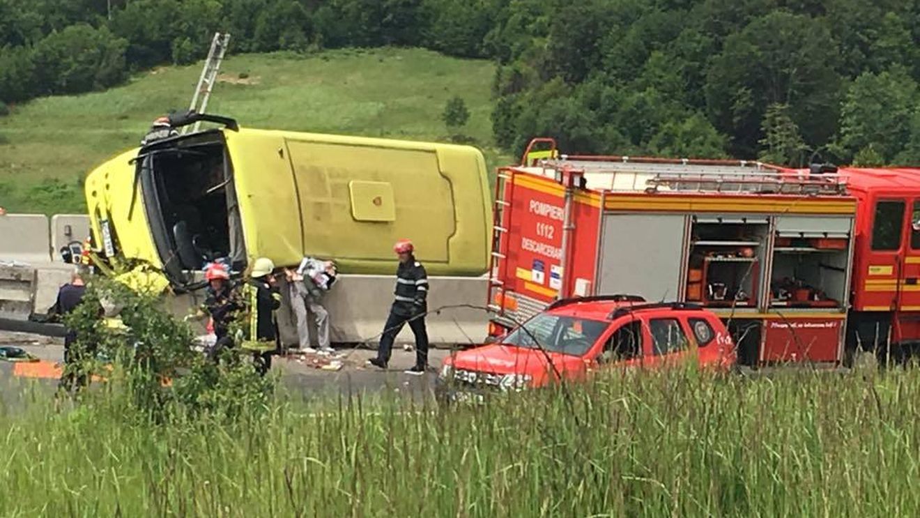 VIDEO - Un autocar cu copii s-a răsturnat în Braşov, sunt 4 morti