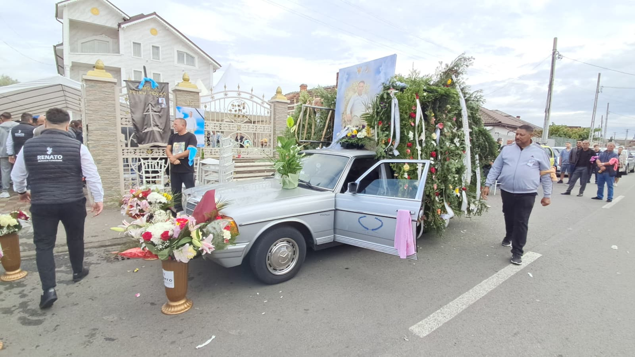 Tânărul ucis în răfuiala dintre clanuri la Craiova a fost înmormântat. Zeci de oameni l-au condus pe ultimul drum