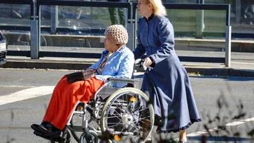 Le-am făcut calculul! Câți bani câștigă, de fapt, o badantă și o menajeră româncă în Italia