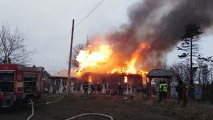 O biserică din Neamț a fost mistuită de flăcări. Incendiul ar fi izbucnit de la o lumânare