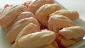 Sansa, una la un miliard! Un tanar a fost lovit de o bucata de pui cazuta din cer