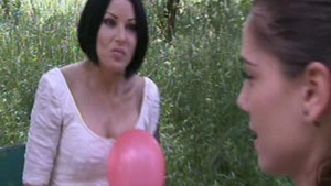 Simona Trasca si Roxana Marinescu au sarbatorit 50 de ani de silicoane! Uite cum s-au distrat cu baloane in parc!
