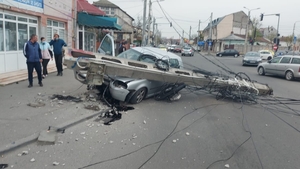Aflat în stare de ebrietate, un șofer a intrat cu maşina în stâlpul de curent. VIDEO
