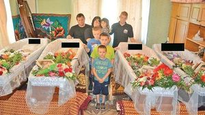 În vară i-au murit 4 copii! Ce face acum cu lucrurile lor mama fraţilor din Viişoara. Sfâşietor cum îşi alină durerea