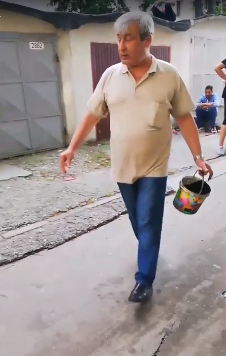 Așa ceva nu s-a mai văzut! Cum s-a răzbunat un pensionar din Bacău pe copiii gălăgioși din spatele blocului