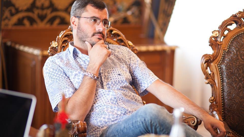 EXCLUSIV ŞOCANT. L-am descoperit pe politicianul cu…17 maşini în declaraţia de avere!
În total, ele valorează…Are două Rolls-uri (unul negru, altul roşu), un Ferrari, un Aston Martin şi mai multe BMW-uri şi Mercedes-uri
