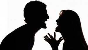 Razbunarea unei romance pe iubitul ei! I-a lipit prezervative pe usa apartamentului si i-a lasat un biletel: "Esti un..."