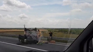 VIDEO. Accident teribil lângă Timișoara. S-a răsturnat cu mașina pe autostradă