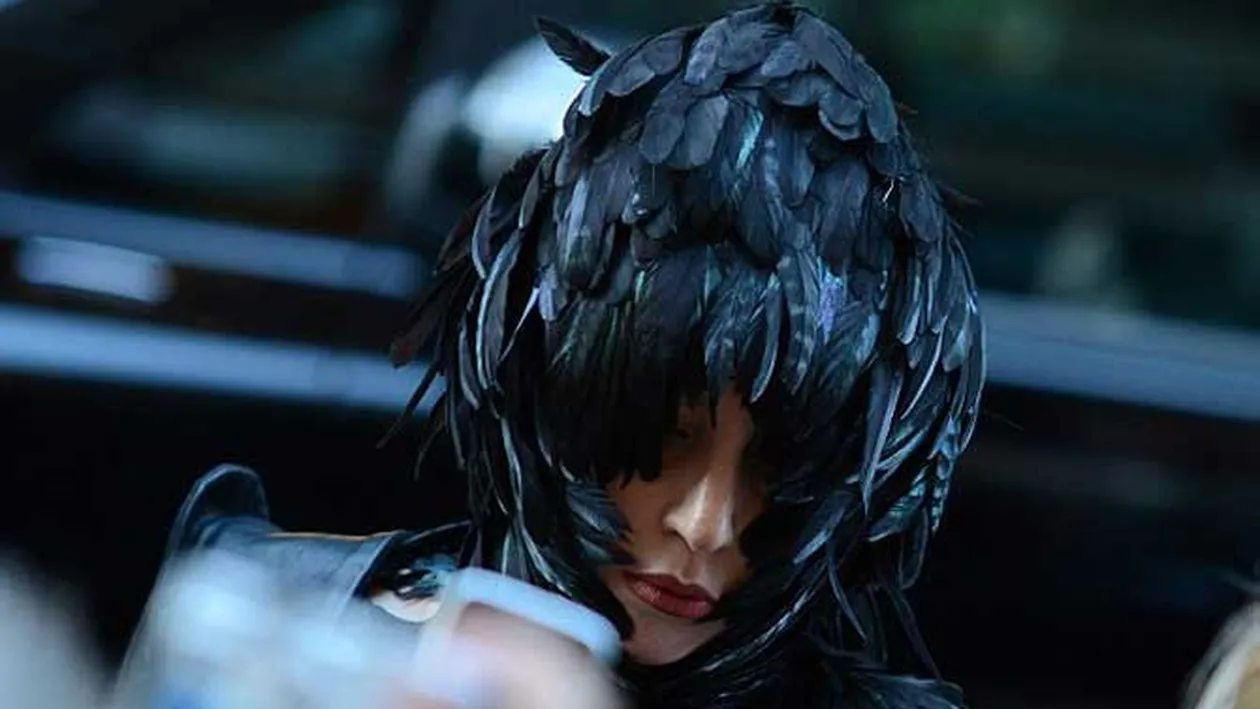 La Bucuresti a fost cuminte! Credeai ca dupa rochia de carne nu mai are cu ce sa socheze? Uite in ce hal a iesit Lady GaGa la plimbare pe strazile din Finlanda!