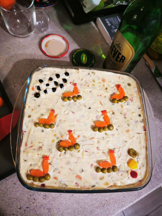 Salata de boeuf este nelipsită de sărbători/ Sursa foto: Facebook