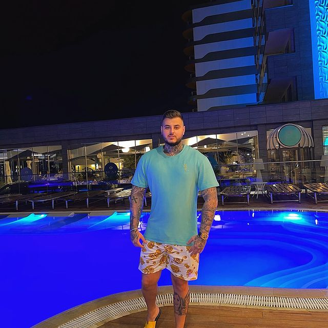 Adrian Mititelu Jr.: "Nu îmi place să epatez, dar îmi place să port exact ceea ce mă reprezintă" / Sursă foto: Instagram