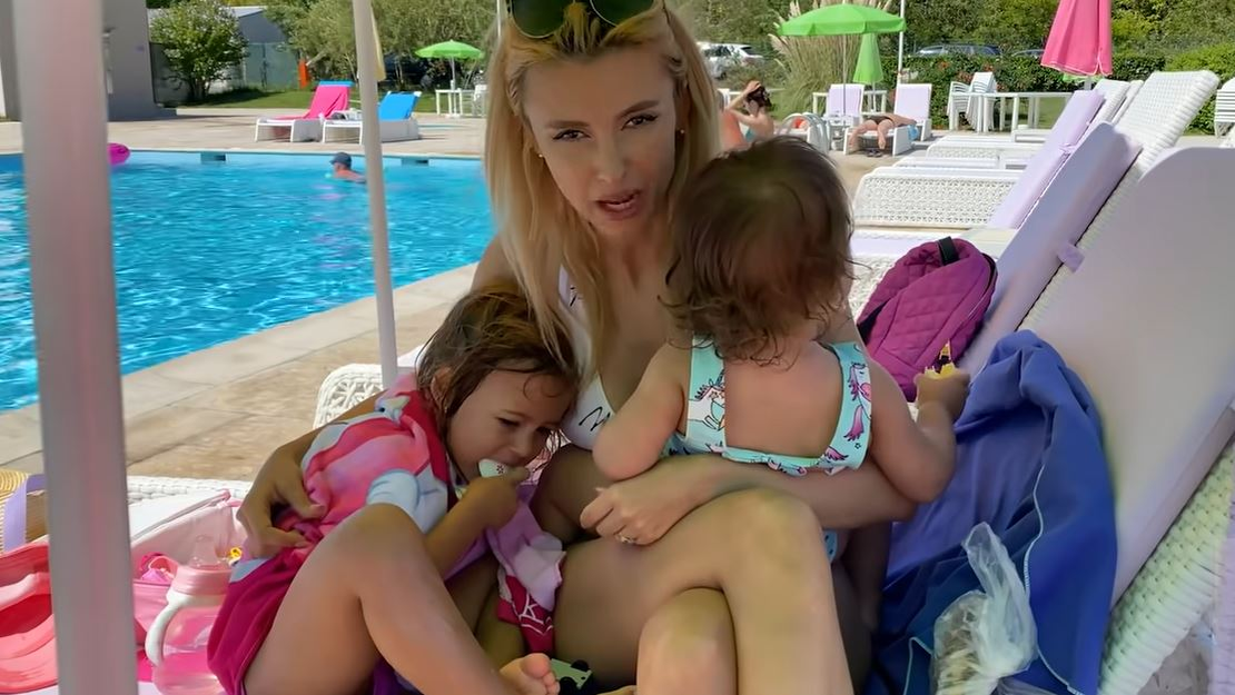 Andreea Bălan, gafă în timp ce se afla la piscină cu fiicele. I s-au văzut zonele intime prin costumul de baie alb și decupat | VIDEO