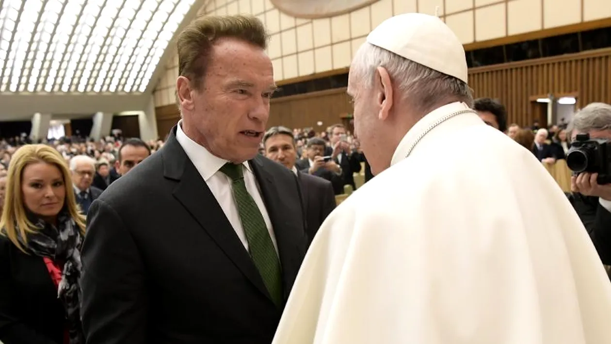 Celebrul ARNOLD SCHWARZENEGGER a stat la coadă pentru a ajunge în faţa Papei Francisc. Iată despre ce au discutat