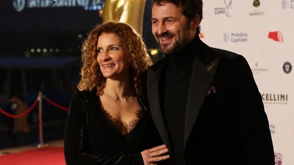 Toată lumea îl ştie pe Andrei Aradits, actorul din serialul Vlad de la Pro TV, însă uite cum arată soţia lui. Este profesoară de yoga