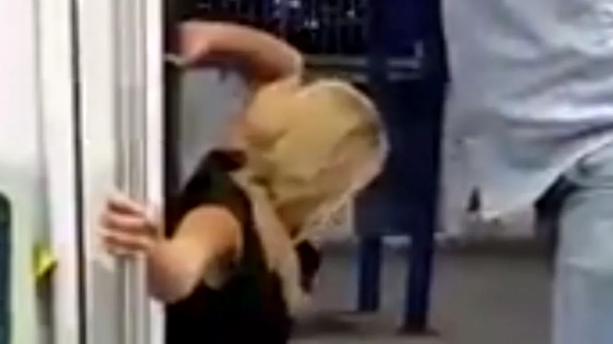 Uluitooooor! O tânără face pipi chiar în ușa metroului! Cum o ajută un călător VIDEO
