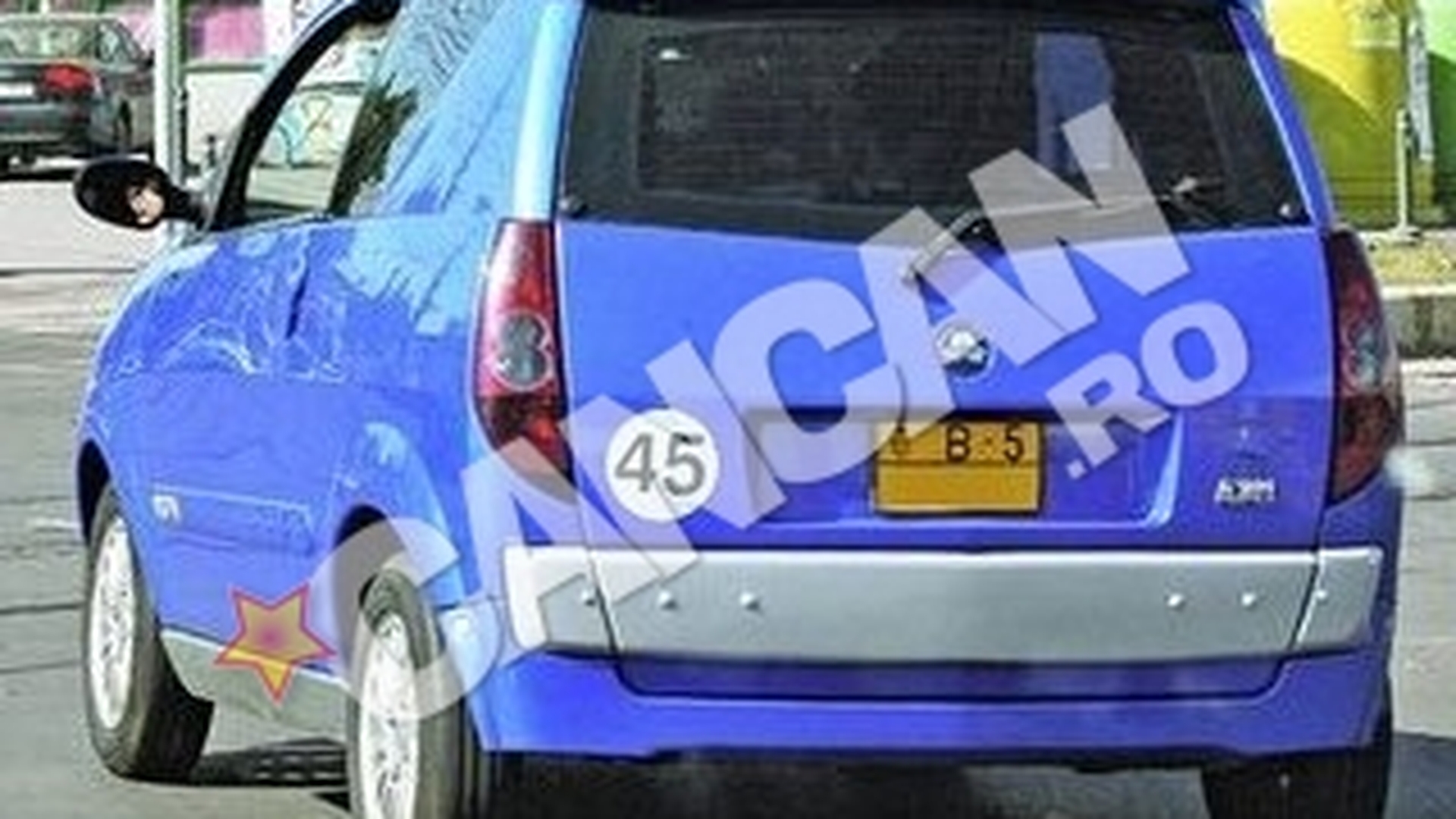 Pana la Ferrari, se da cu masinuta "de jucarie". Ionut Cercel e sofer prin Capitala, chiar daca n-a implinit nici 16 ani