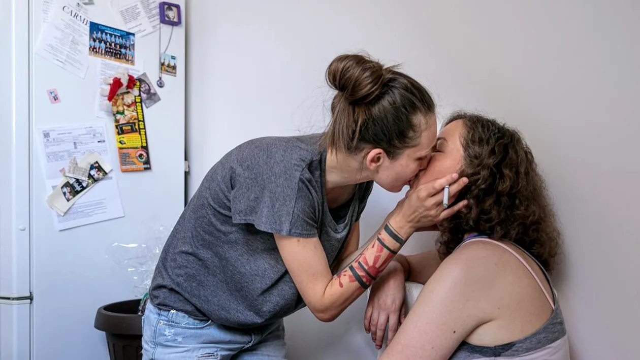 Scandalos! Ce au pățit Georgiana și Cătălina, două lesbiene din Brașov în timp ce se țineau de mână pe stradă