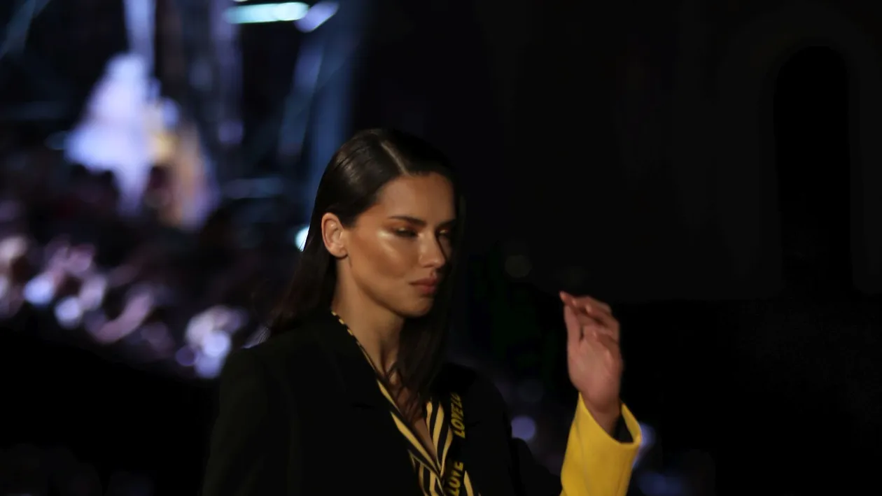 Modelul internaţional care seamănă leit cu Oana Zăvoranu! Zici că sunt gemene. A uimit publicul când a apărut pe podium