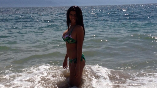 Isi risca viata pentru bani. Vezi aici ce cantareata trebuia sa se opereze de urgenta, insa a refuzat din cauza concertelor!