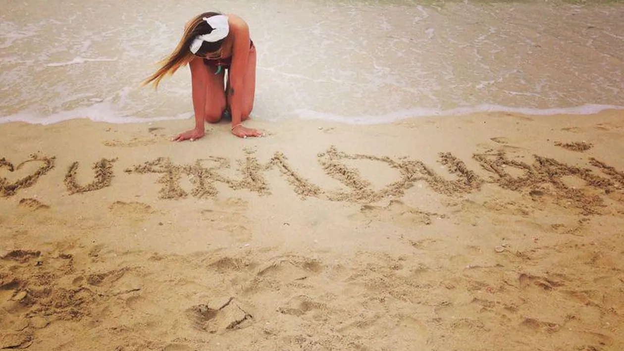 Aşa nu ai mai văzut-o niciodată! Antonia a călarit în Dubai armăsarul unui şeic miliardar! Vezi cum s-a pozat alături de prinţ!